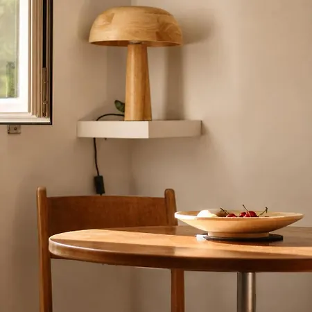 Midcentury Design With A View 아파트 *