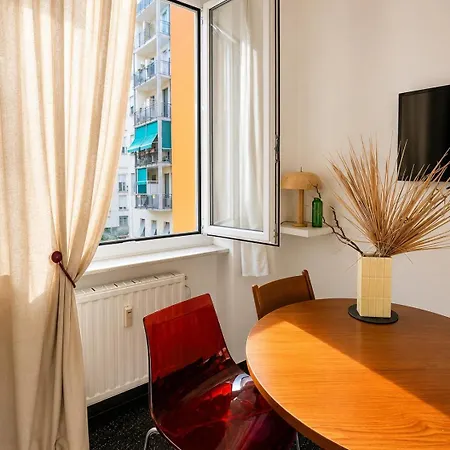 Midcentury Design With A View 아파트 *